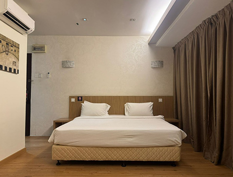 everly group deluxe premium king room